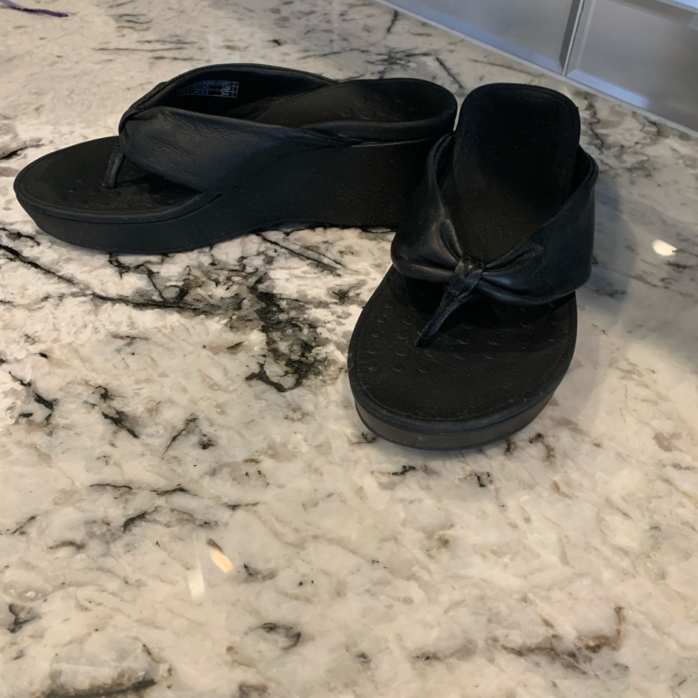 Vionic Arabella black wedge flip flop
